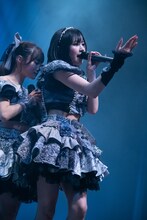 #ババババンビの岸みゆ（左）と宇咲（右）。