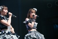 盲腸の報告にクスクス笑いが起こり、「痛かったんだから！」と真顔で言う吉沢朱音（右）。