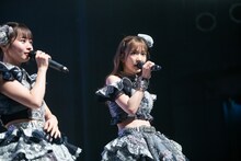 盲腸の報告にクスクス笑いが起こり、「痛かったんだから！」と真顔で言う吉沢朱音（右）。