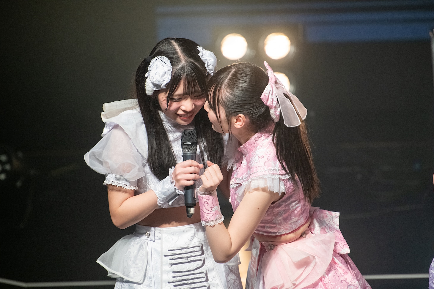 楠偉音（左）に「由良ゆらが好きです」と言うよう仕込む由良ゆら（右）。