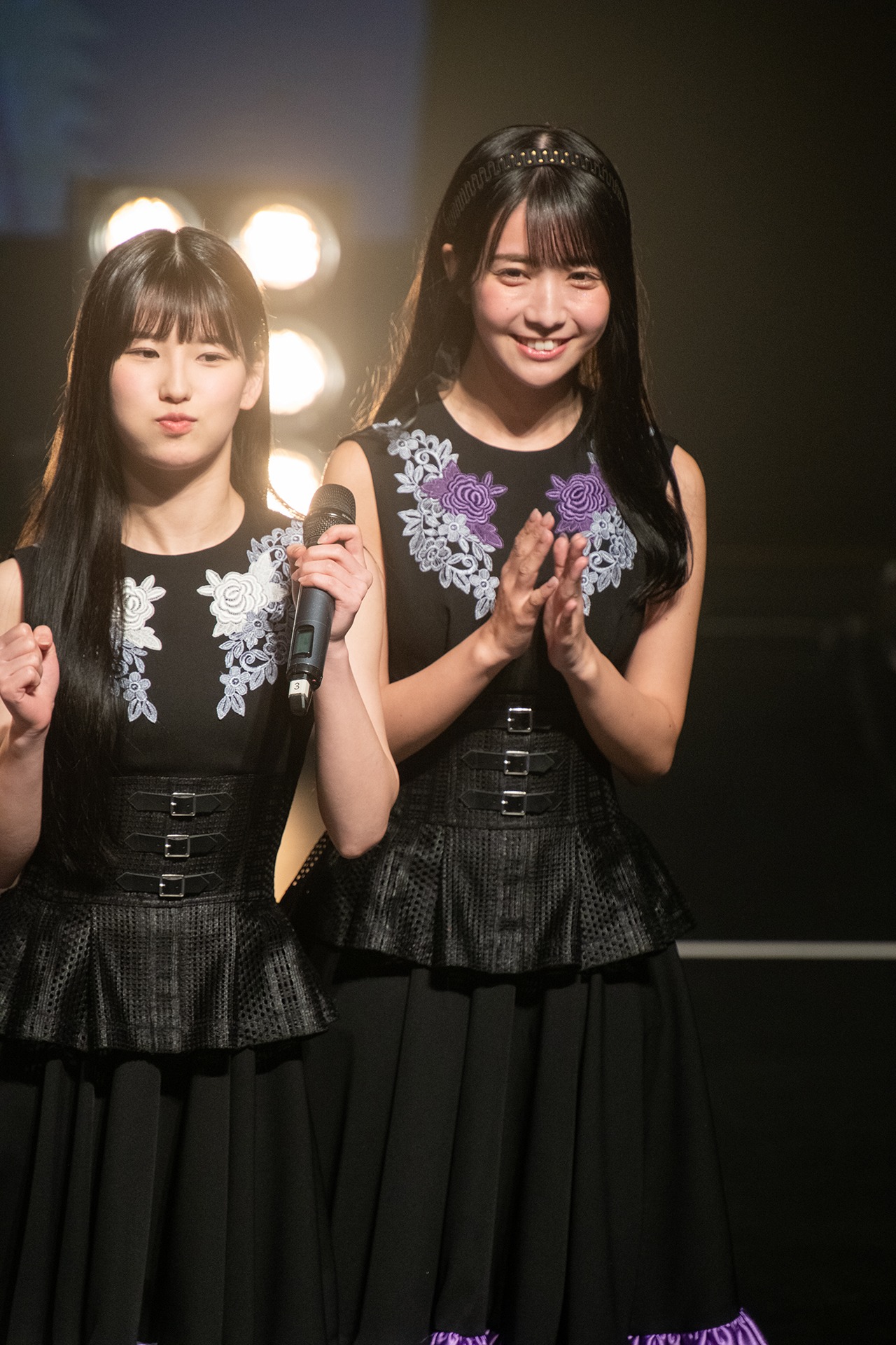 #2i2の森嶋あんり（左）と天羽希純（右）。