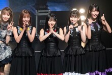 #2i2の挨拶に入り込む#ババババンビの吉沢朱音（左端）。