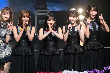 #2i2の挨拶に入り込む#ババババンビの吉沢朱音（左端）。