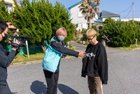 ニコニコ生放送の放送開始を待つ渡辺淳之介。