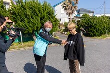 ニコニコ生放送の放送開始を待つ渡辺淳之介。