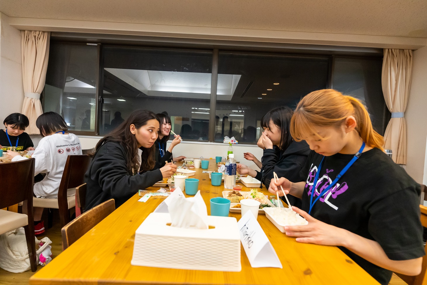 「WACK合同オーディション2023」初日夕食時の様子。