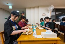 「WACK合同オーディション2023」初日夕食時の様子。