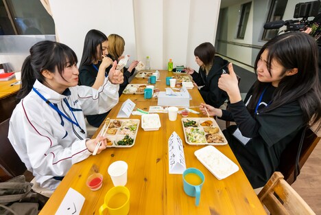 「WACK合同オーディション2023」初日夕食時の様子。