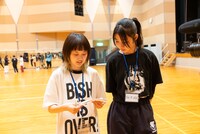 左からチリチリチーチーチー、アイカ・ザ・ポリス。