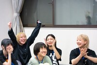 ボーナス増額確定に歓喜するWACK前田氏。