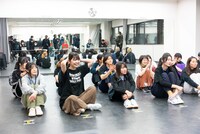 ボーナス増額の機会を逃したWACK堂前氏（手前左から2番目）。