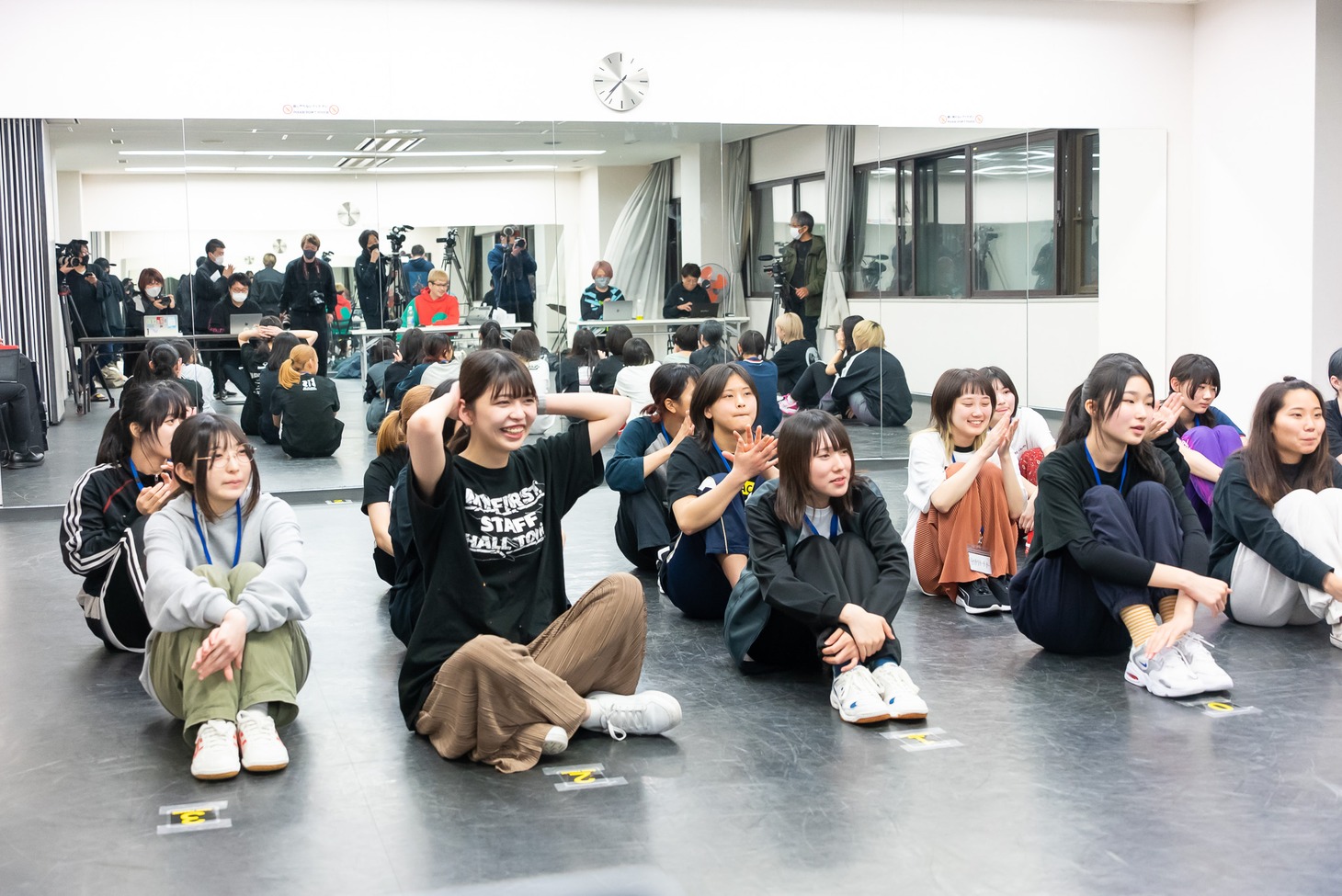 ボーナス増額の機会を逃したWACK堂前氏（手前左から2番目）。