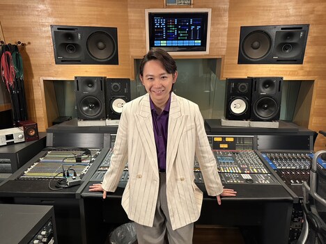 小室哲哉を演じる須賀健太。(c)日本テレビ