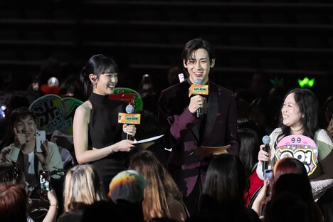 司会を務めたBamBamとミンニ（(G)I-DLE）。 (c)CJ ENM Co., Ltd, All Rights Reserved