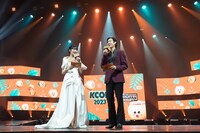 司会を務めたBamBamとミンニ（(G)I-DLE）。 (c)CJ ENM Co., Ltd, All Rights Reserved