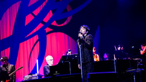 デイヴィッド・フォスターのピアノ演奏に乗せて歌うASKA。（撮影：今井俊彦）