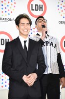 侍ジャパンを祝福する関口メンディー（右）と、その大声に苦笑いする片寄涼太（左）。