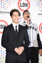 侍ジャパンを祝福する関口メンディー（右）と、その大声に苦笑いする片寄涼太（左）。