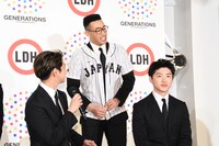 片寄涼太（左）に促されてユニフォームを脱ぐ関口メンディー（中央）。