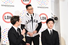 片寄涼太（左）に促されてユニフォームを脱ぐ関口メンディー（中央）。