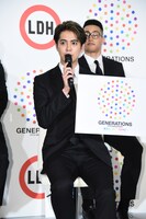 10周年ロゴを掲げる片寄涼太（左）。