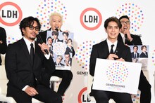 左から数原龍友、中務裕太、片寄涼太、関口メンディー。