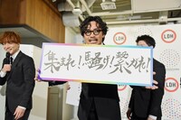 降壇時、白濱亜嵐の直筆のスローガンを「10枚書きましたから！」と報道陣にアピールする数原龍友。