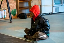 腹筋対決を見守る渡辺淳之介。