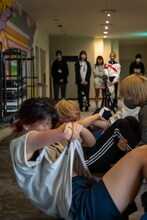 「WACK合同オーディション2023」3日目 腹筋対決の様子。