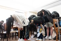 オーディション継続を希望し、頭を下げる候補生。