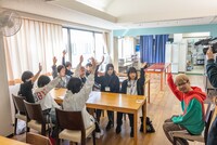 オーディション参加継続を問われて挙手する候補生。