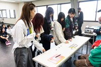 昼に行われたチーム決めの様子。