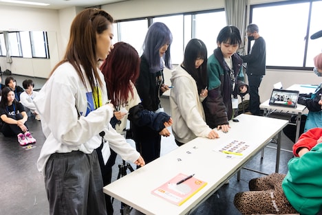 昼に行われたチーム決めの様子。