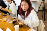 デスソース入りカレーを食べるトギー（BiS）。