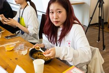 デスソース入りカレーを食べるトギー（BiS）。