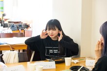 デスソース入りカレーを食べるナルハワールド（GANG PARADE）。