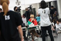 パフォーマンス審査中の渡辺淳之介。