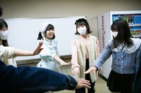 円陣を組む桜木心菜、小久保柚乃、桜井えま、仲村悠菜（左から）。