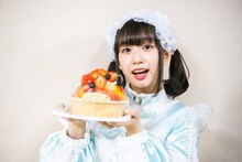 終演後にバースデーケーキをプレゼントされて大喜びの小久保柚乃。