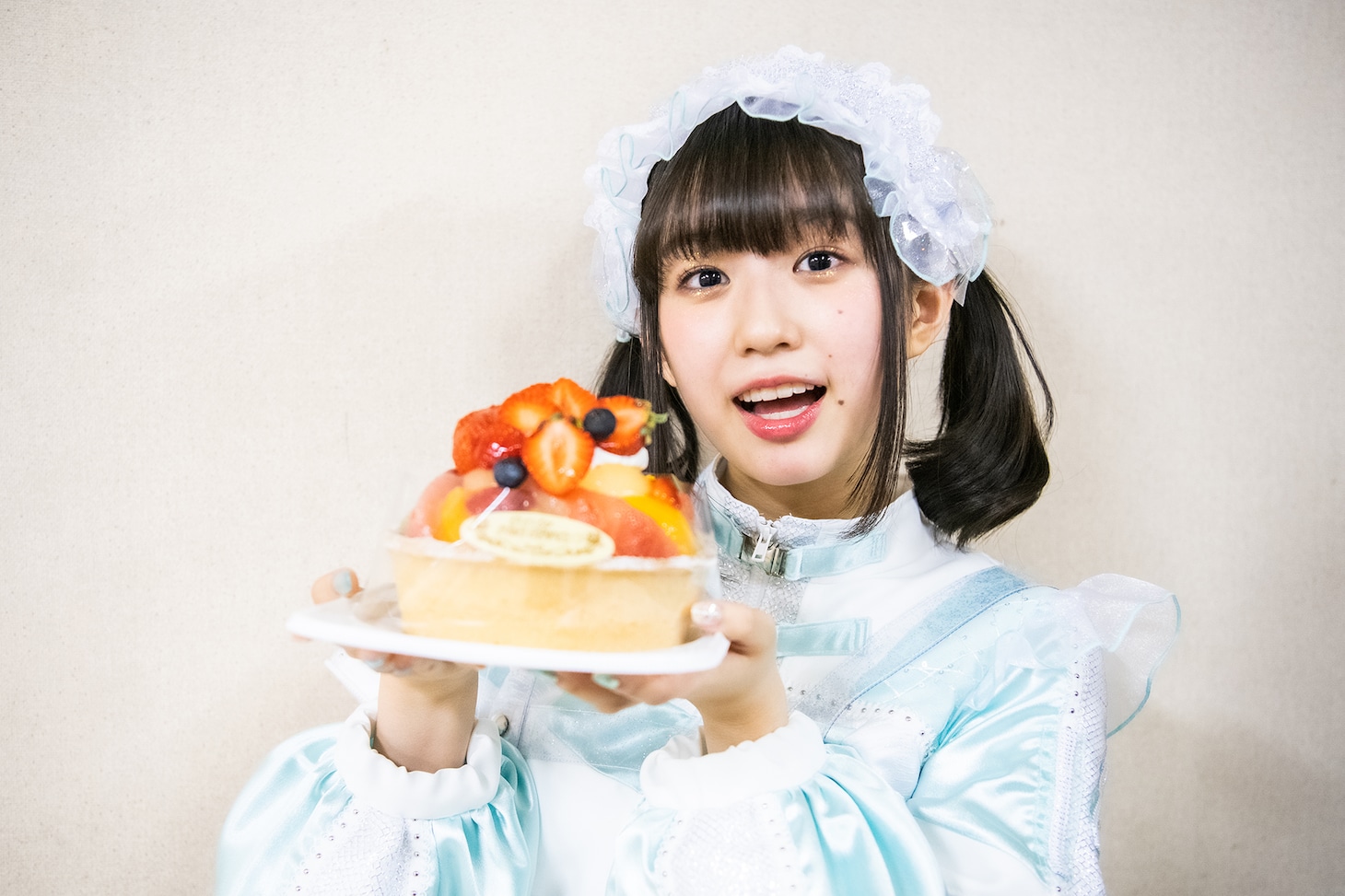 終演後にバースデーケーキをプレゼントされて大喜びの小久保柚乃。