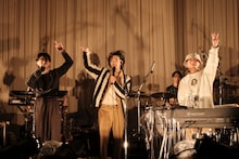 左から鈴木真海子、荒谷翔大（Vo / yonawo）、Skaai。（Photo by Toyohiro Matsushima）