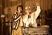 荒谷翔大（Vo / yonawo）とSkaai。（Photo by Toyohiro Matsushima）