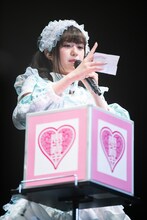 質問を読み上げる小久保柚乃。