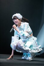 しゃがむ小久保柚乃。