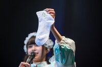 自身考案の靴下をアピールする小久保柚乃。
