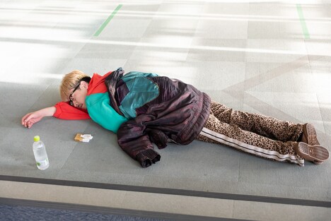 眠る渡辺淳之介。