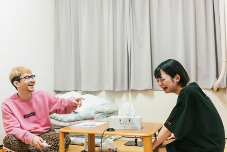 左から渡辺淳之介、ナ前ナ以（ASP）。