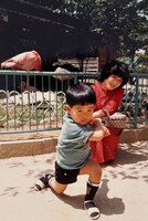 3歳の頃、母と。