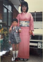 母と写真を撮る6歳のオーイシマサヨシ。