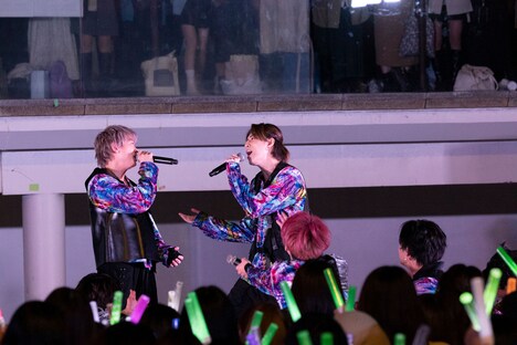 「Burn!」の落ちサビを歌うシューヤとタカシ。（撮影：米山三郎）
